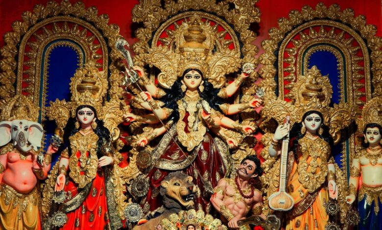 Chaitra Navratri 2026 शुभ काम: केले, लाल गुलहड़ और तुलसी के पौधे से पूजा करती महिला