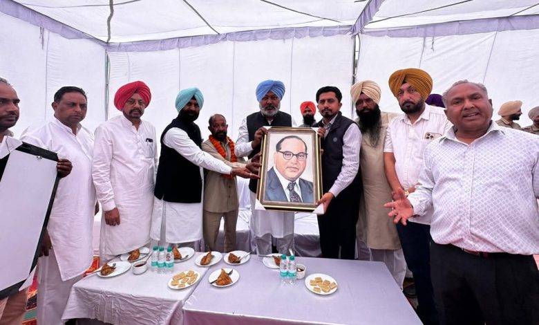 कांशी राम जयंती के अवसर पर आम आदमी पार्टी के नेता बहुजन नेता कांशी राम को श्रद्धांजलि देते हुए।