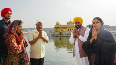 मुख्यमंत्री भगवंत सिंह मान और अरविंद केजरीवाल अमृतसर के श्री हरिमंदिर साहिब में मत्था टेकते हुए