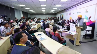 प्रगतिशील पंजाब निवेशक सम्मेलन में उद्योगपतियों से बातचीत करते हुए मुख्यमंत्री भगवंत सिंह मान।