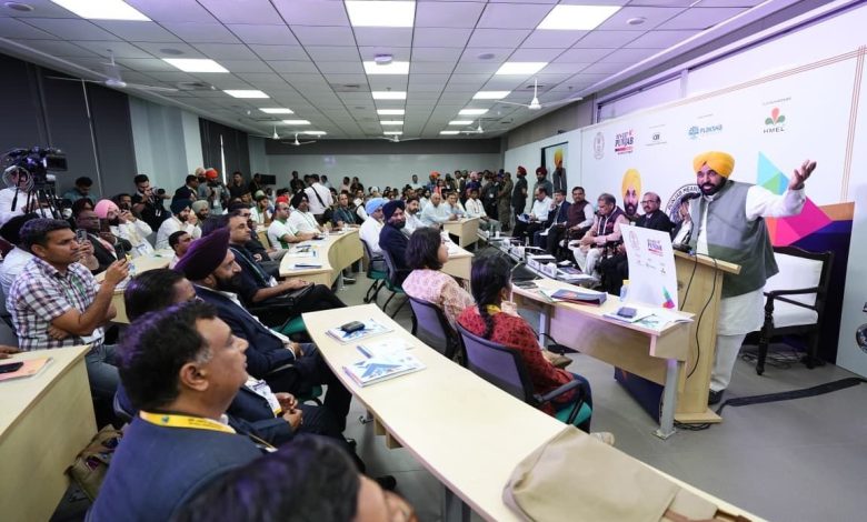 प्रगतिशील पंजाब निवेशक सम्मेलन में उद्योगपतियों से बातचीत करते हुए मुख्यमंत्री भगवंत सिंह मान।