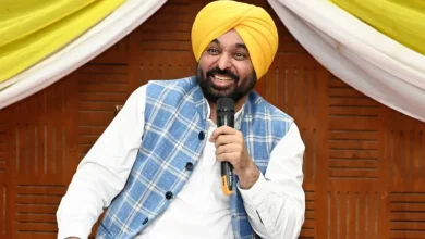 वाइब्रेंट पंजाब रोजगार अभियान में CM भगवंत मान युवाओं को नियुक्ति पत्र देते हुए