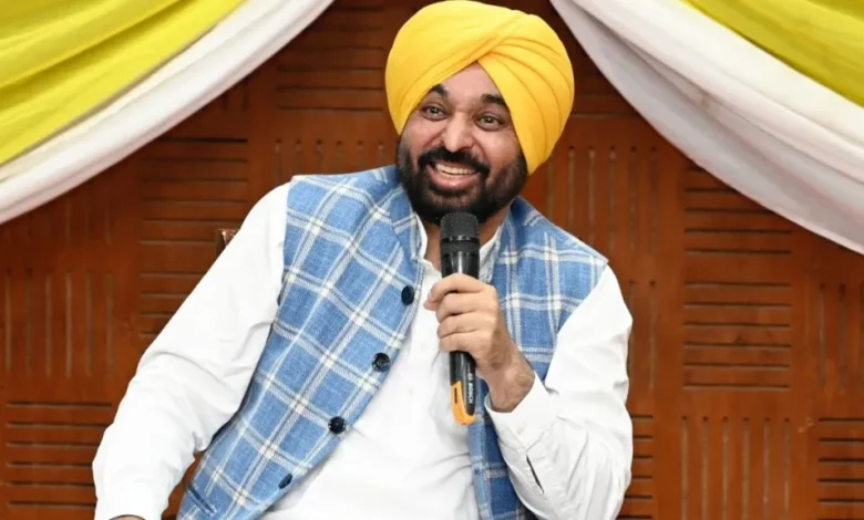 वाइब्रेंट पंजाब रोजगार अभियान में CM भगवंत मान युवाओं को नियुक्ति पत्र देते हुए