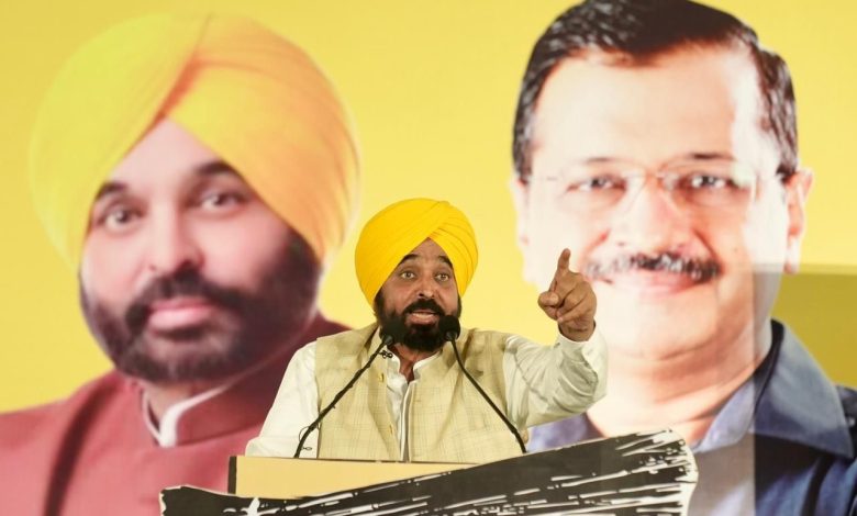 मुख्यमंत्री भगवंत मान किसानों से चर्चा करते हुए