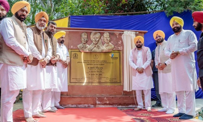 शहीदी दिवस पर हुसैनीवाला में भगत सिंह को श्रद्धांजलि देते सीएम भगवंत सिंह मान
