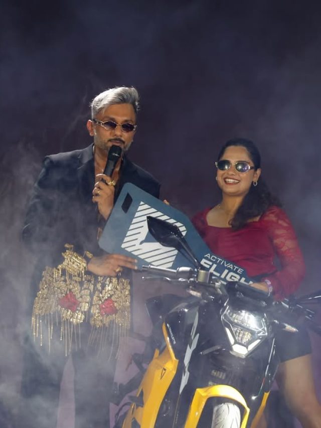 हनी सिंह ने स्टेज पर दिया बड़ा सरप्राइज, फैन को दिया खास तोहफा