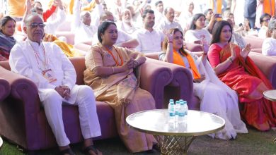 मुख्यमंत्री रेखा गुप्ता झंडेवाला मंदिर में भजन क्लबिंग में माँ आदिशक्ति की भक्ति का अनुभव करते हुए