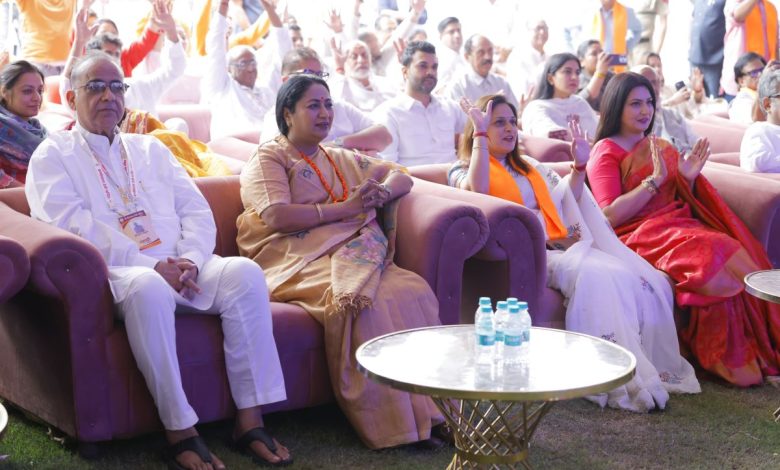 मुख्यमंत्री रेखा गुप्ता झंडेवाला मंदिर में भजन क्लबिंग में माँ आदिशक्ति की भक्ति का अनुभव करते हुए