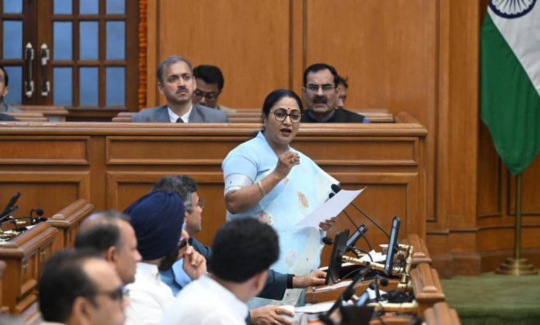 सीएम रेखा गुप्ता ने दिल्ली बजट 2026-27 पेश किया, महिलाओं और विकास योजनाओं पर विशेष ध्यान।