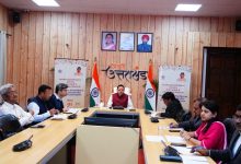 "उत्तराखंड पेंशन योजना लाभ के तहत CM पुष्कर सिंह धामी द्वारा लाभार्थियों को पेंशन राशि वितरित करते हुए"