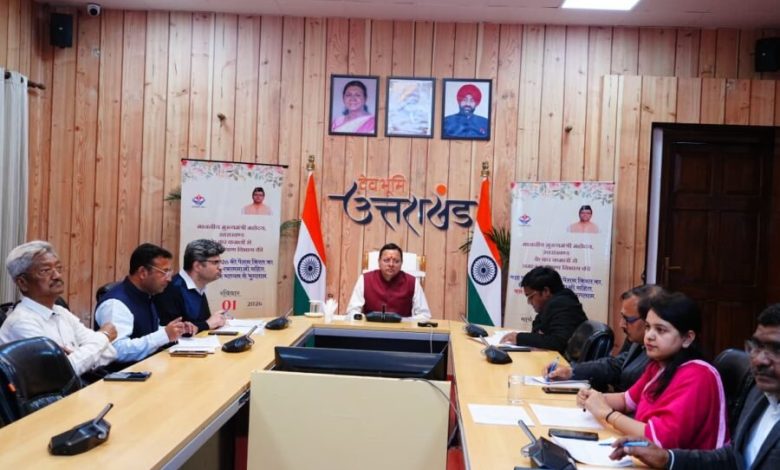 "उत्तराखंड पेंशन योजना लाभ के तहत CM पुष्कर सिंह धामी द्वारा लाभार्थियों को पेंशन राशि वितरित करते हुए"