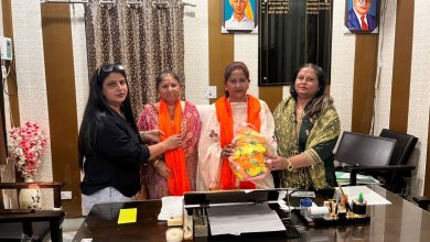मुख्यमंत्री भगवंत मान महिला उद्यमियों को पंजाब सरकार के महिला उद्यमी सम्मान कार्यक्रम में सम्मानित करते हुए