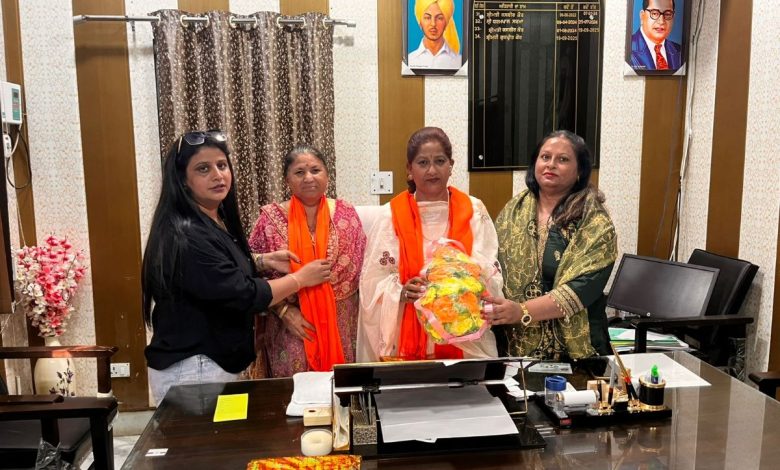 मुख्यमंत्री भगवंत मान महिला उद्यमियों को पंजाब सरकार के महिला उद्यमी सम्मान कार्यक्रम में सम्मानित करते हुए