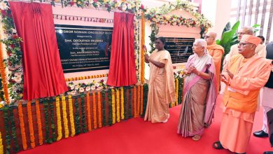 राष्ट्रपति द्रौपदी मुर्मू वृंदावन में नंद किशोर सोमानी ऑन्कोलॉजी ब्लॉक का उद्घाटन करती हुई