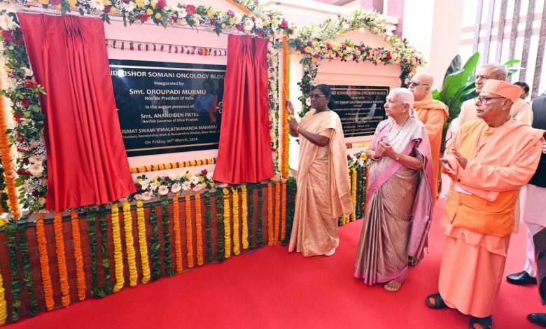 राष्ट्रपति द्रौपदी मुर्मू वृंदावन में नंद किशोर सोमानी ऑन्कोलॉजी ब्लॉक का उद्घाटन करती हुई