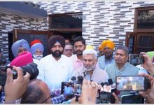 शहीद एएसआई गुरनाम सिंह के परिवार से मुलाकात करते पंजाब सरकार के मंत्री