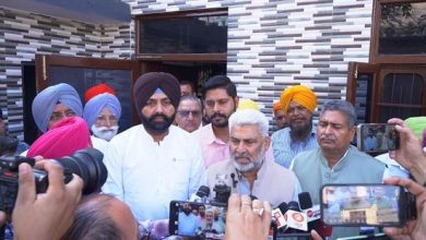 शहीद एएसआई गुरनाम सिंह के परिवार से मुलाकात करते पंजाब सरकार के मंत्री