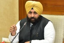 सरकारी प्राथमिक स्कूल में खेल पिटारा किट के साथ गतिविधि-आधारित शिक्षण करते बच्चे