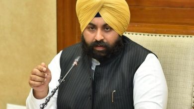 सरकारी प्राथमिक स्कूल में खेल पिटारा किट के साथ गतिविधि-आधारित शिक्षण करते बच्चे