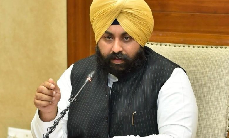 सरकारी प्राथमिक स्कूल में खेल पिटारा किट के साथ गतिविधि-आधारित शिक्षण करते बच्चे