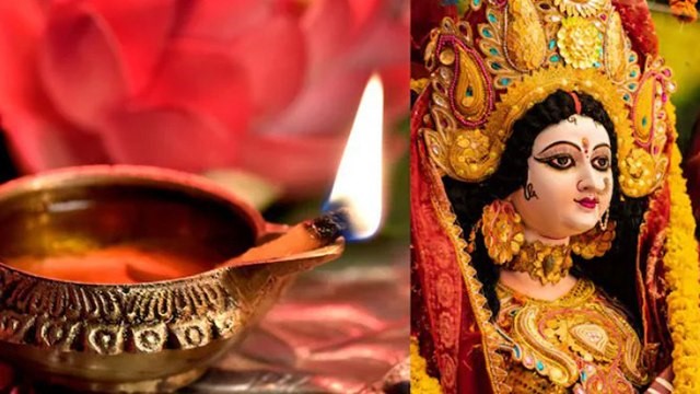 अखंड ज्योत विसर्जन नियम के अनुसार नवरात्रि के बाद दीपक विसर्जित करते भक्त