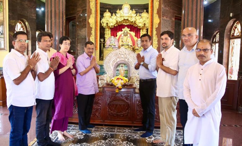 अरविंद केजरीवाल गोवा में तपोभूमि-श्री दत्त पद्मनाभ पीठ में पद्मश्री सद्गुरु ब्रह्मेशानंद आचार्य स्वामीजी के सान्निध्य में ध्यान करते हुए