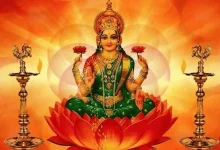 लक्ष्मी जयंती 2026 पूजा विधि: मां लक्ष्मी की मूर्ति पर फल, फूल और भोग अर्पित करते हुए