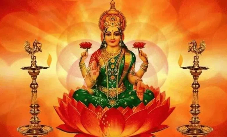 लक्ष्मी जयंती 2026 पूजा विधि: मां लक्ष्मी की मूर्ति पर फल, फूल और भोग अर्पित करते हुए
