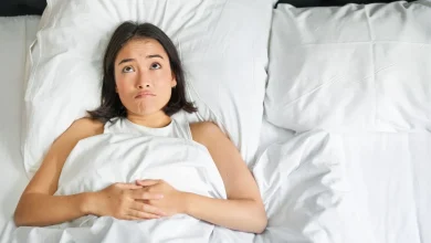 व्यक्ति सोते समय दिमाग की क्रियाशीलता, 8 घंटे से कम नींद लेने के दिमाग पर प्रभाव और स्वास्थ्य संबंधी असर को दर्शाता चित्र