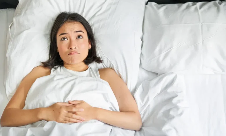 व्यक्ति सोते समय दिमाग की क्रियाशीलता, 8 घंटे से कम नींद लेने के दिमाग पर प्रभाव और स्वास्थ्य संबंधी असर को दर्शाता चित्र