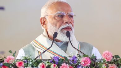 प्रधानमंत्री नरेंद्र मोदी सिलचर में बराक घाटी विकास परियोजनाओं का उद्घाटन करते हुए