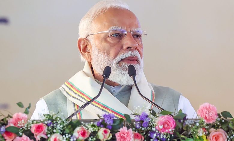 प्रधानमंत्री नरेंद्र मोदी सिलचर में बराक घाटी विकास परियोजनाओं का उद्घाटन करते हुए