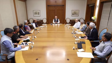 प्रधानमंत्री मोदी कैबिनेट बैठक में एलपीजी संकट और गैस आपूर्ति की समीक्षा करते हुए