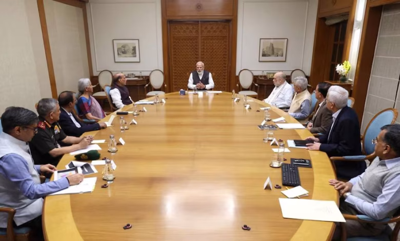 प्रधानमंत्री मोदी कैबिनेट बैठक में एलपीजी संकट और गैस आपूर्ति की समीक्षा करते हुए