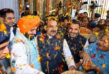 मुख्यमंत्री नायब सिंह सैनी विधानसभा में होली मिलन समारोह में फूलों की होली खेलते हुए