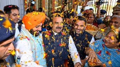 मुख्यमंत्री नायब सिंह सैनी विधानसभा में होली मिलन समारोह में फूलों की होली खेलते हुए