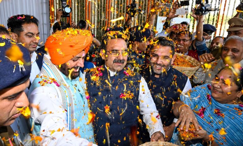 मुख्यमंत्री नायब सिंह सैनी विधानसभा में होली मिलन समारोह में फूलों की होली खेलते हुए