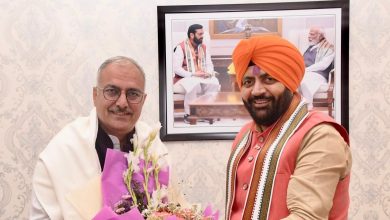 नायब सिंह सैनी हरियाणा से राज्यसभा प्रत्याशी संजय भाटिया को संत कबीर कुटीर में बधाई देते हुए