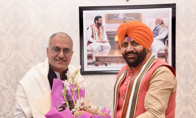 नायब सिंह सैनी हरियाणा से राज्यसभा प्रत्याशी संजय भाटिया को संत कबीर कुटीर में बधाई देते हुए