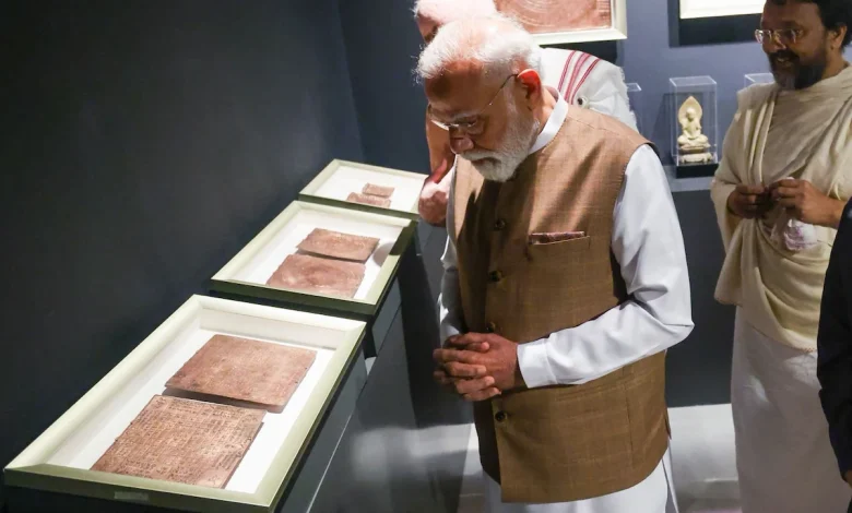 प्रधानमंत्री मोदी सम्राट सम्प्रति संग्रहालय उद्घाटन करते हुए, ज्ञान और संस्कृति के प्रदर्शनियों के बीच