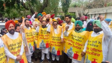 AAP के विधायक LPG संकट के खिलाफ दिल्ली विधानसभा में प्रदर्शन करते हुए