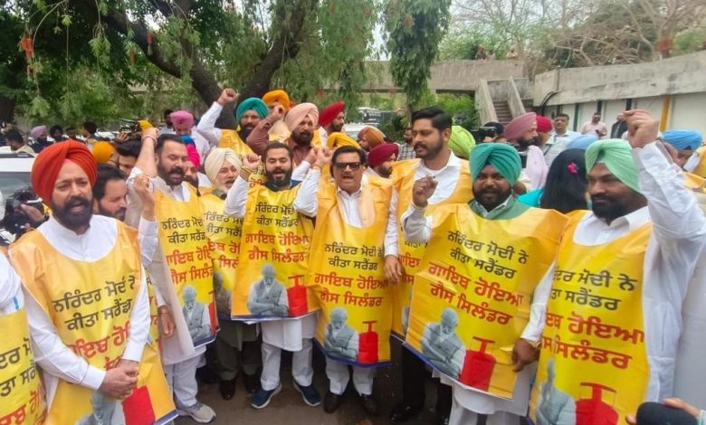 AAP के विधायक LPG संकट के खिलाफ दिल्ली विधानसभा में प्रदर्शन करते हुए