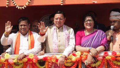पुष्कर सिंह धामी पश्चिम बंगाल परिवर्तन यात्रा में भाषण देते हुए, नॉर्थ 24 परगना रैली 2026