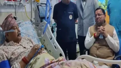 उत्तराखंड सीएम पुष्कर सिंह धामी AIIMS ऋषिकेश में सतपाल महाराज से मिलते हुए