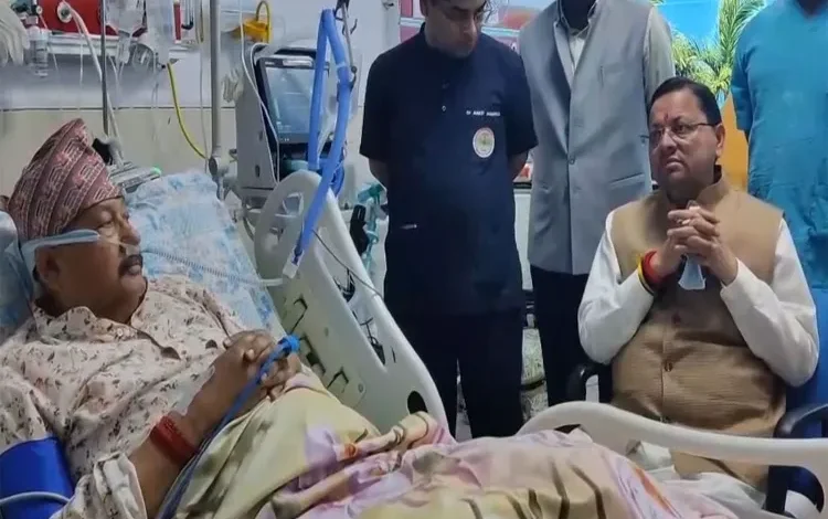 उत्तराखंड सीएम पुष्कर सिंह धामी AIIMS ऋषिकेश में सतपाल महाराज से मिलते हुए