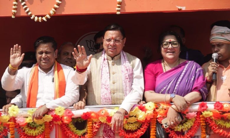 पुष्कर सिंह धामी पश्चिम बंगाल परिवर्तन यात्रा में भाषण देते हुए, नॉर्थ 24 परगना रैली 2026