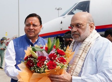 केंद्रीय गृह मंत्री अमित शाह का जौलीग्रांट एयरपोर्ट पर मुख्यमंत्री पुष्कर सिंह धामी द्वारा स्वागत