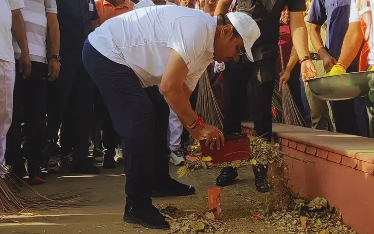 मुख्यमंत्री भजनलाल शर्मा अल्बर्ट हॉल संग्रहालय में राजस्थान स्वच्छता अभियान की शुरुआत करते हुए