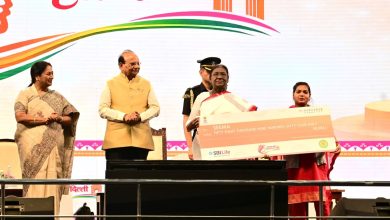 सशक्त नारी समृद्ध दिल्ली: सीएम रेखा गुप्ता ने चार ऐतिहासिक योजनाएं राष्ट्र को समर्पित कीं 3 "सीएम रेखा गुप्ता दिल्ली की महिलाओं के लिए सहेली स्मार्ट पिंक कार्ड और लखपति बिटिया योजना लॉन्च करती हुईं"