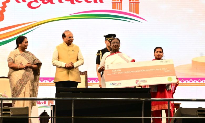 "सीएम रेखा गुप्ता दिल्ली की महिलाओं के लिए सहेली स्मार्ट पिंक कार्ड और लखपति बिटिया योजना लॉन्च करती हुईं"